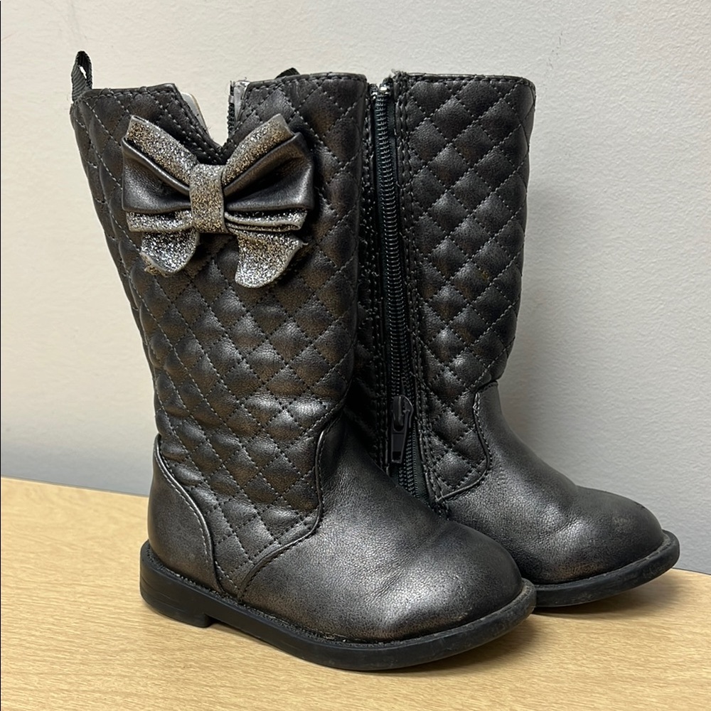 Quilted silver/grey Boots with Silver Bow